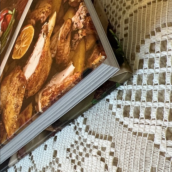 Everyone Is Italian on Sunday COOKBOOK by Rachael Ray. Housewarming! Kitchen - Picture 7 of 12